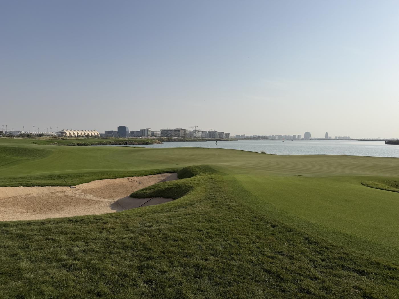 Fairway und Bunker auf Yas Links